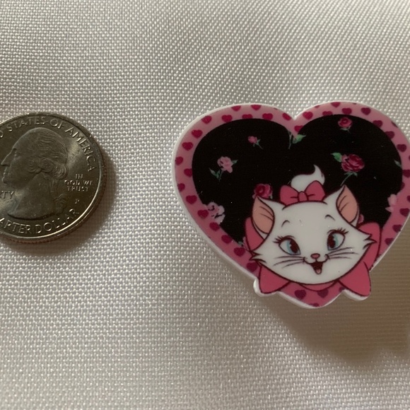 NWT. Handmade Disney The Artistocats Marie Pin Brooch! - Picture 2 of 2
